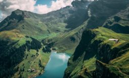 Blick auf den Bannalpsee und die Alp Oberfeld